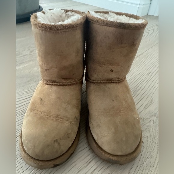 Kids UGG Classic size 12 Big Kids - Picture 6 of 8